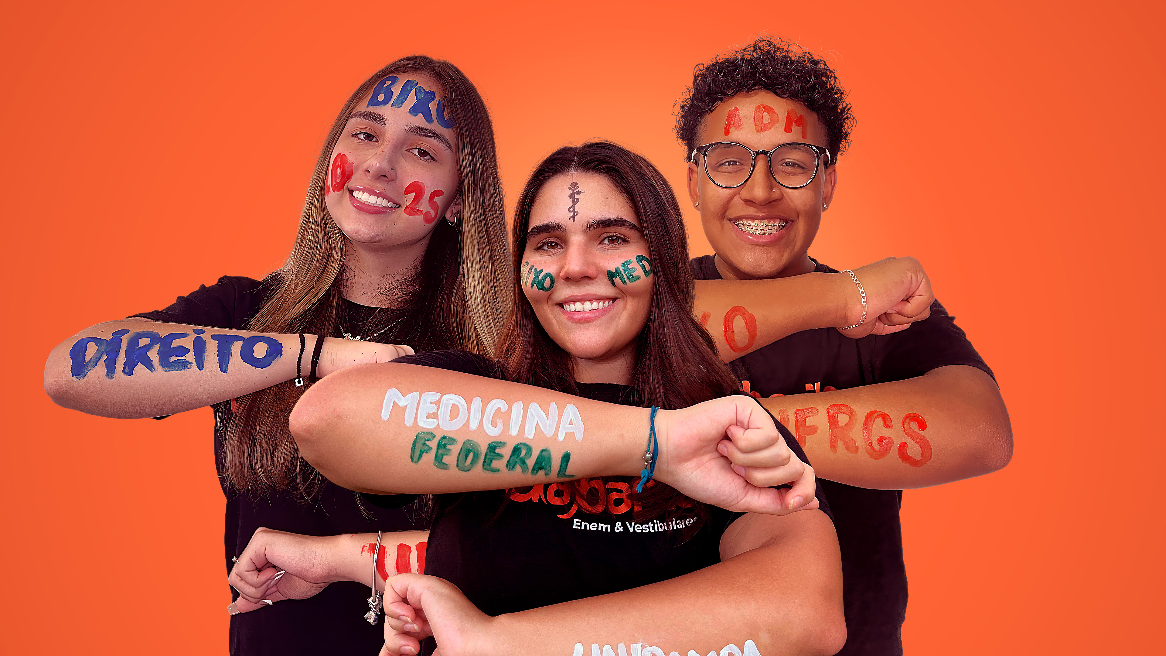 Estudantes com pintura corporal